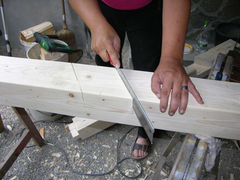 Aussägen der Verbindung von Diagonalstreben, natürlich mit Sicherheitsschuhen, schließlich sind wir auf dem Bau!