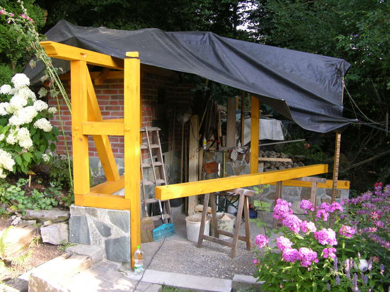 Die erste Fußpfette ist montiert.