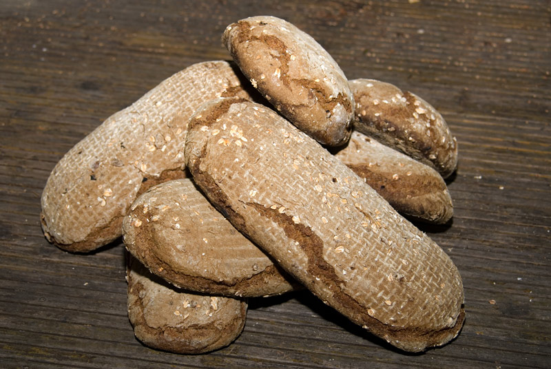 die Verwandlung: viele angebrochene Mehltüten sind jetzt ein Häufchen leckerer Brote