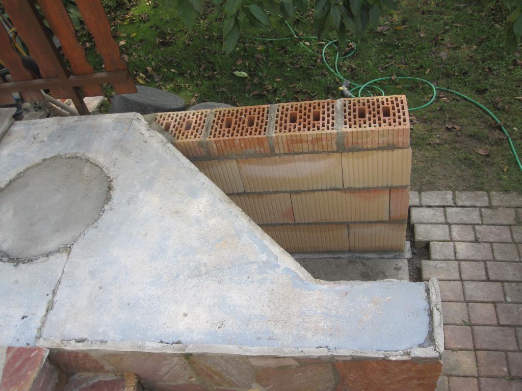 Die Mauer an der Grillstelle ist fertig :-)