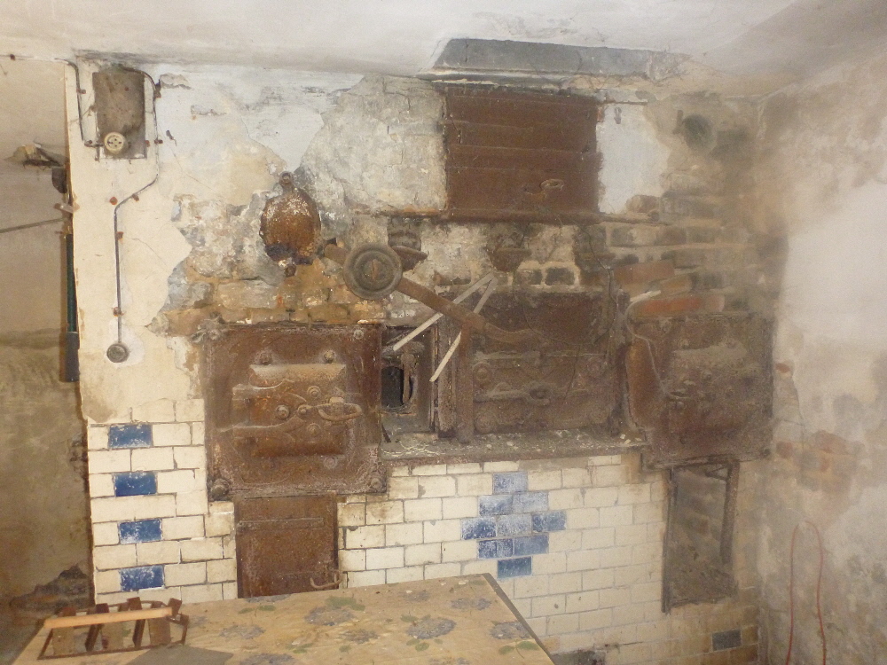 re un li sind die Heizkammern, in der Mitte der Backraum