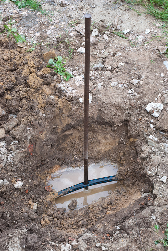 Schnureisen in Gartenwasserleitung versenkt.