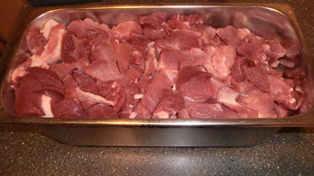 Fleisch wolfgerecht geschnitten
