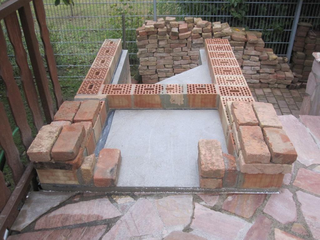 SBO Unterbau ersteZiegelsteine vermauert.jpg