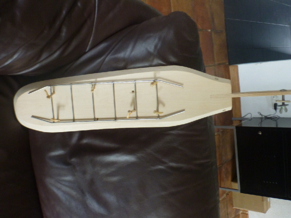 Brett mit Gitter und Holznägel zum Fxieren des Fisches