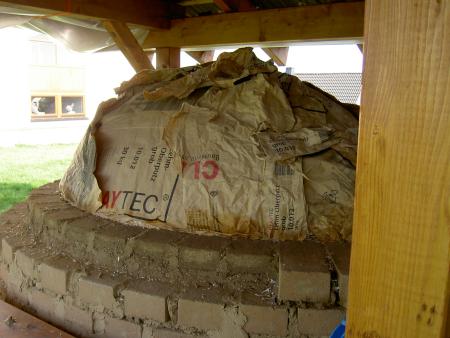 Mit dem Papier sah es merkwürdig aus und unförmig.