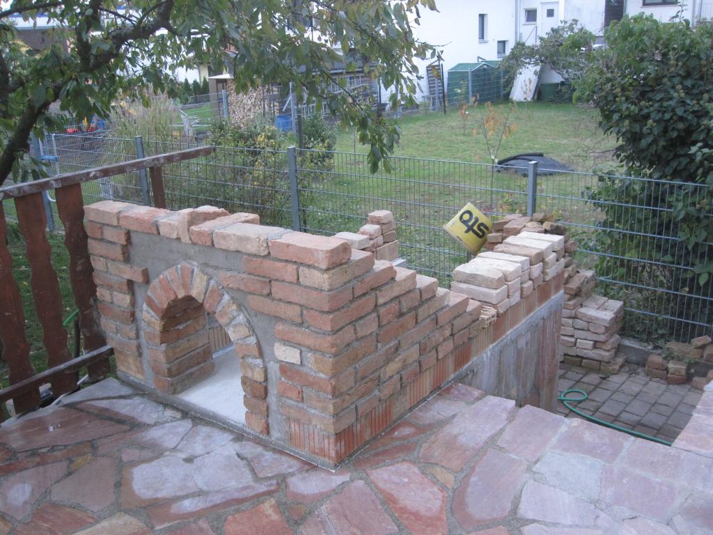 SBO Unterbau Seitenansicht Ziegelsteine 9 angefangene Reihen.jpg