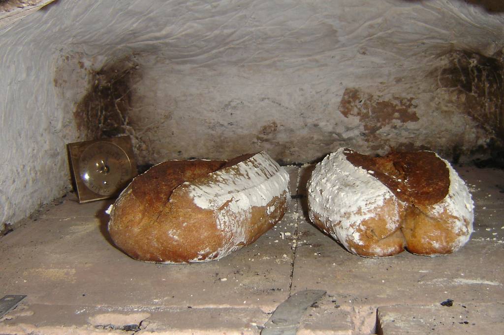 2 Roggenmischbrote noch im Ofen