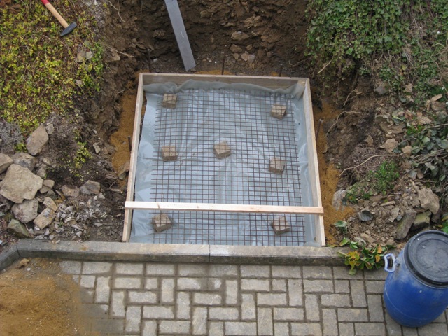 Schalungsarbeiten zur Bodenplatte mit den Maßen 1,25m x 1,50m ca 20cm dick