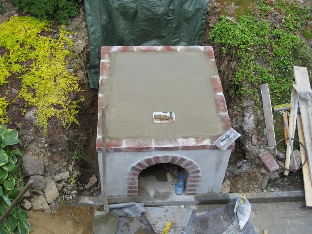 Decke ist gegossen mit Ascheabwurfschacht.