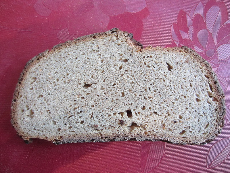 Bauernbrot Anschnitt.JPG