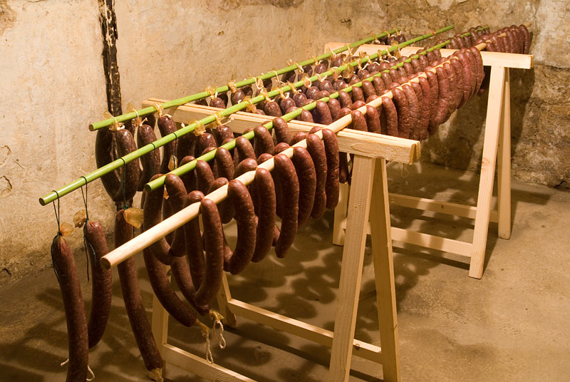 201213unserer-Drückjagdstrecke-+-Damtier-verwurstet007vorn-Reh-Frischlingspfefferbeißer,-dahinter-Damwildschinkenmettwurst.jpg