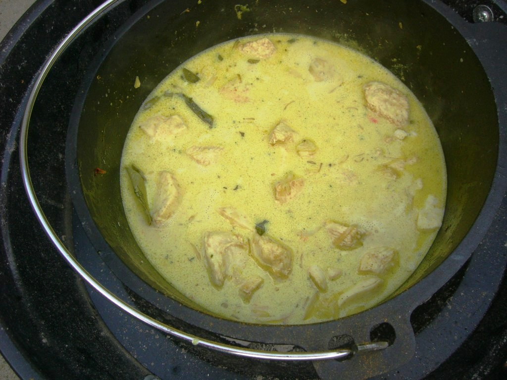 mit Kokosmilch und Brühe angießen und 20 Minuten köcheln lassen