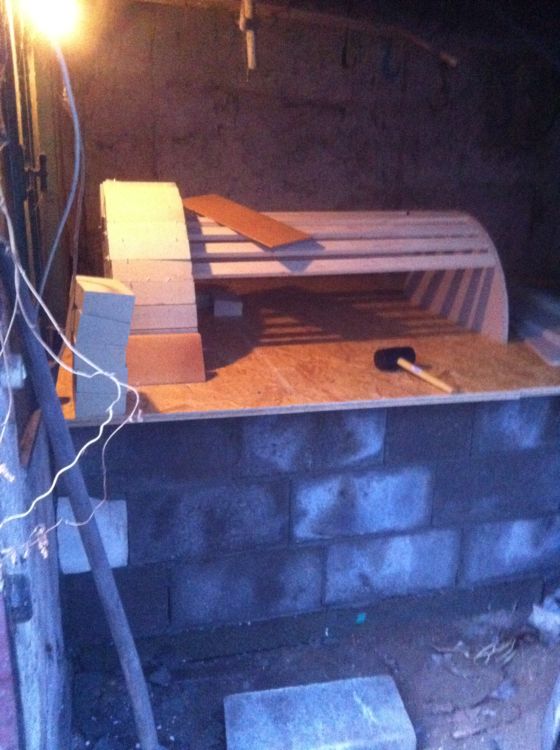 das ganze von der Seite. Ein Teil der Keilsteine wird noch halbiert damit ich im Verbund Mauern kann