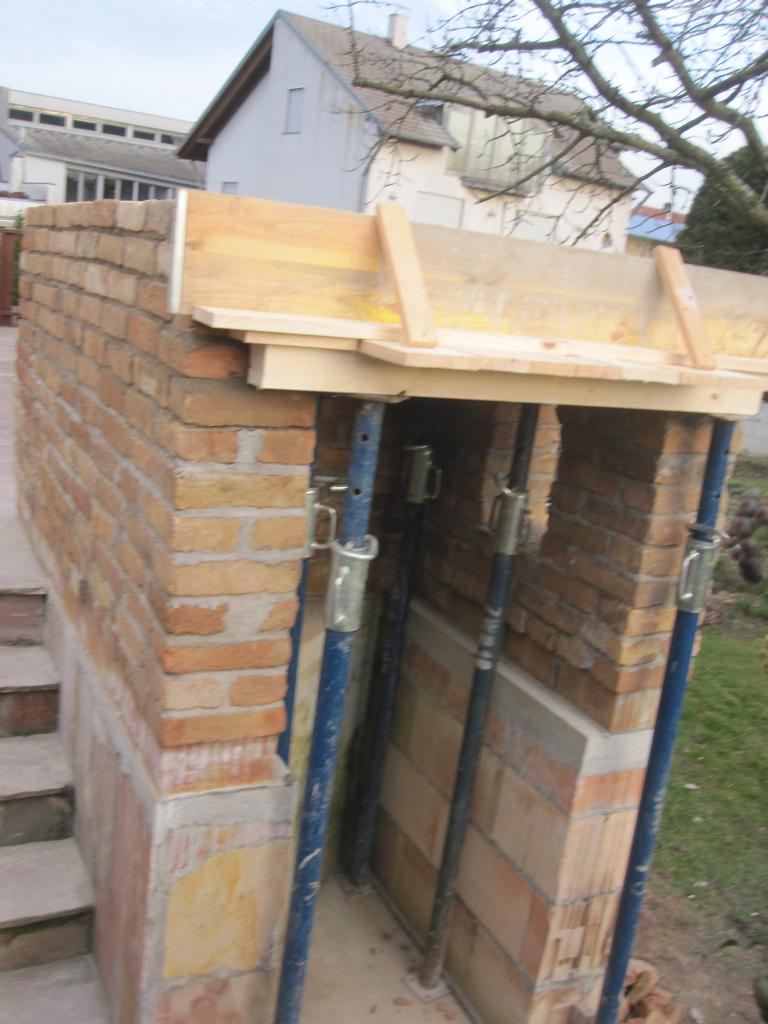 SBO Zwischenplatte Schalung fertig Sicht Grillstelle.jpg