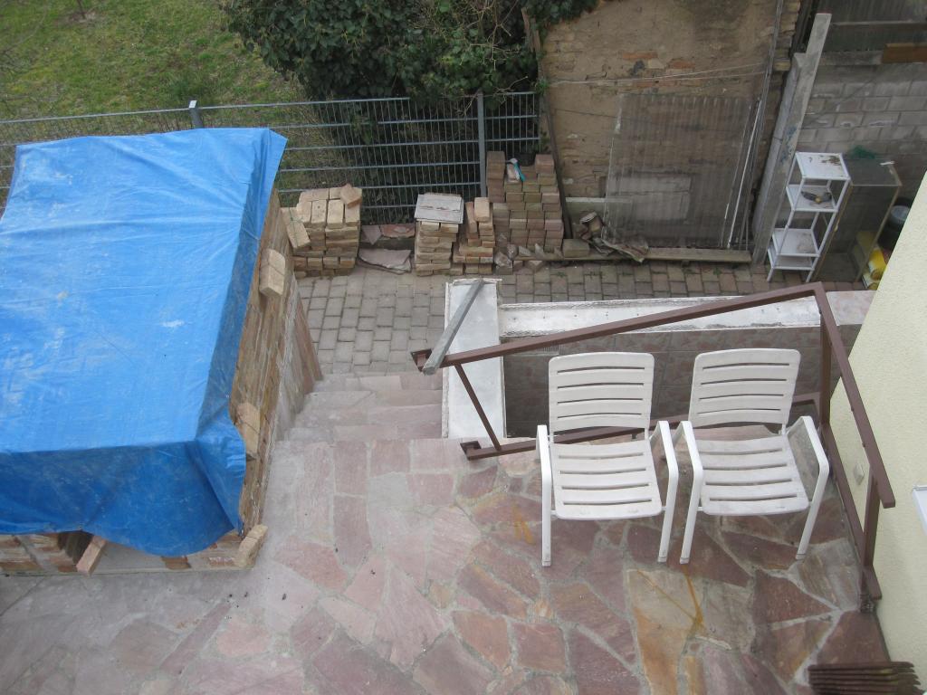 SBO Zwischenplatte verhüllt und Baustelle Terassenerweiterung.jpg