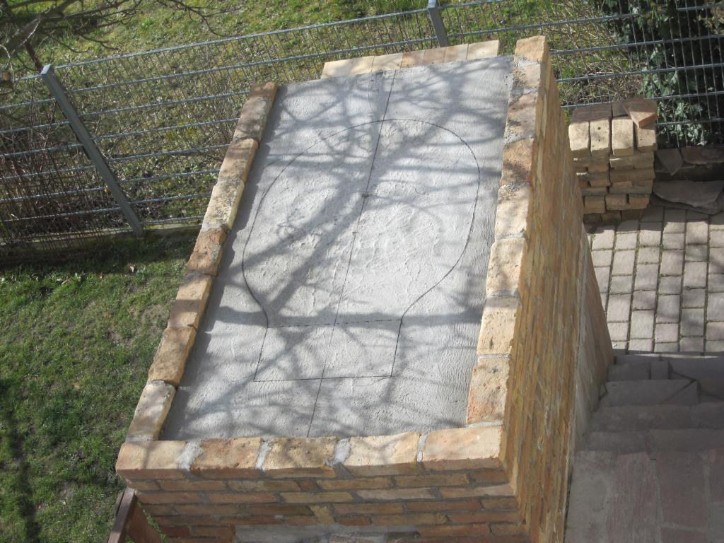 SBO Zwischenplatte betoniert mit Grundriss Brennraum aufgemalt.jpg