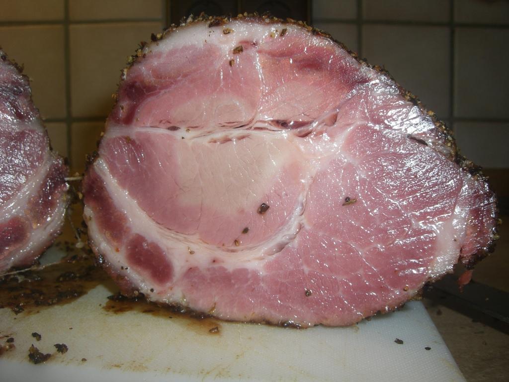 Hier sieht man in der Mitte des Schinkens die nicht komplett durchgepökelte Stelle