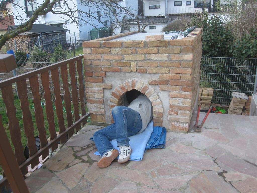 Haus-und Hofmaurer beim Mittagsschlaf.jpg