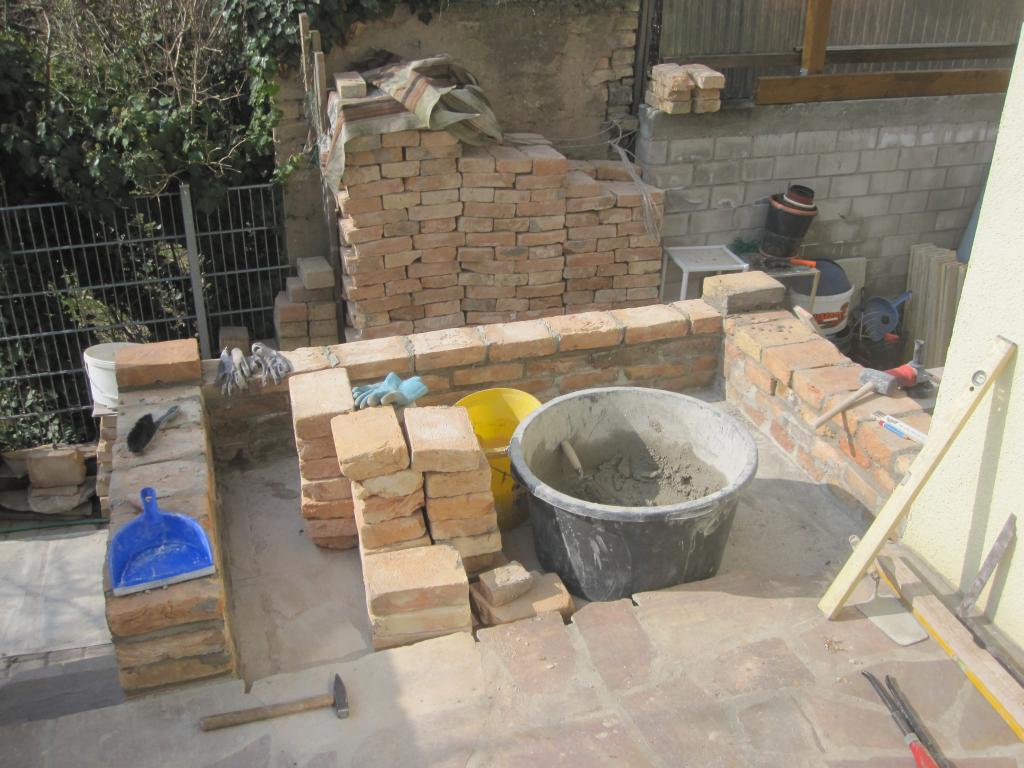 Aussenküche Mauer 4 Reihen.jpg