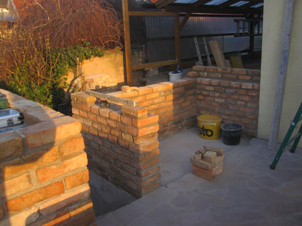 Aussenküche Mauer fast fertig gemauert.jpg