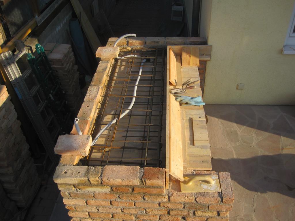 Aussenküche Arbeitsplatte Eisen und Leerrohre Strom.jpg