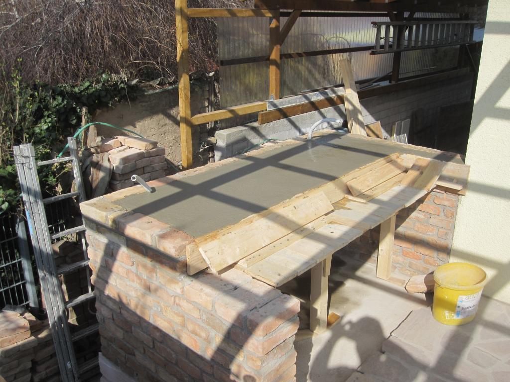 Aussenküche Arbeitsplatte fertig betoniert.jpg