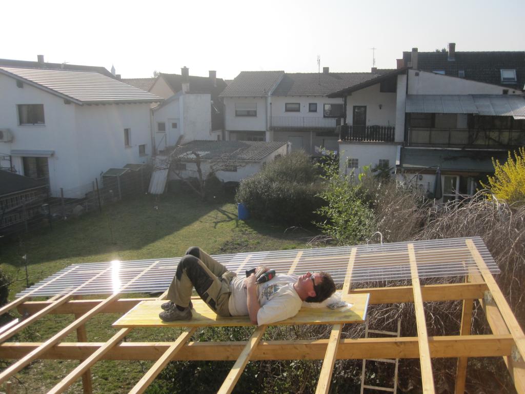 Terassenüberdachung Pause auf dem Dach.jpg