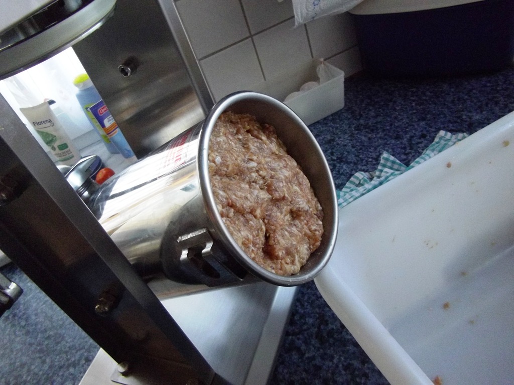 Die 1. Füllung.<br />Füllzylinder vom Wurstfüller