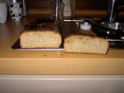 erstes Brot Anschnitt.jpg