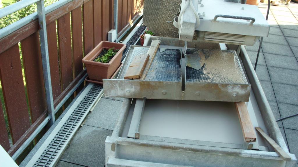 Eine Leiste zwischen Schiene und Schlitten