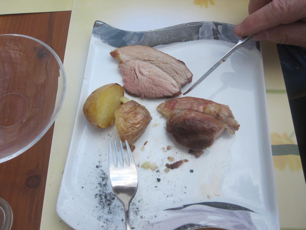 Krustenbraten fertig mit Kartoffel auf Teller.jpg
