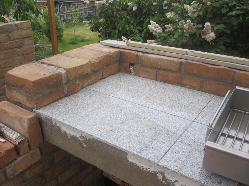 Aussenküche Arbeitsplatte teilgefliest, nicht verfugt (1).jpg