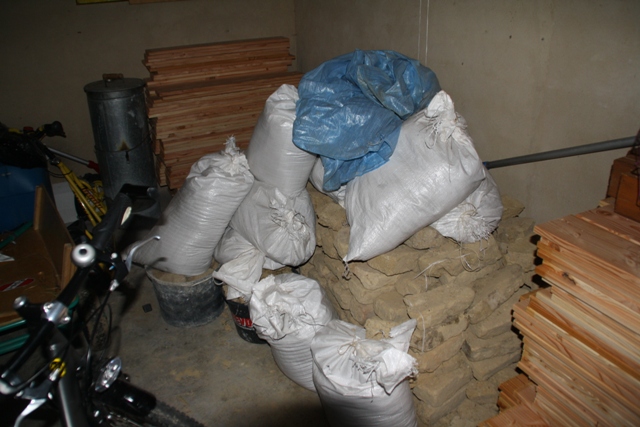 300 Lehmsteine und Putz