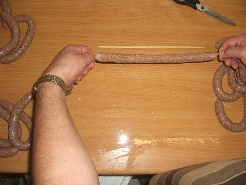 Die Würstchen auf ca. 30cm abdrehen