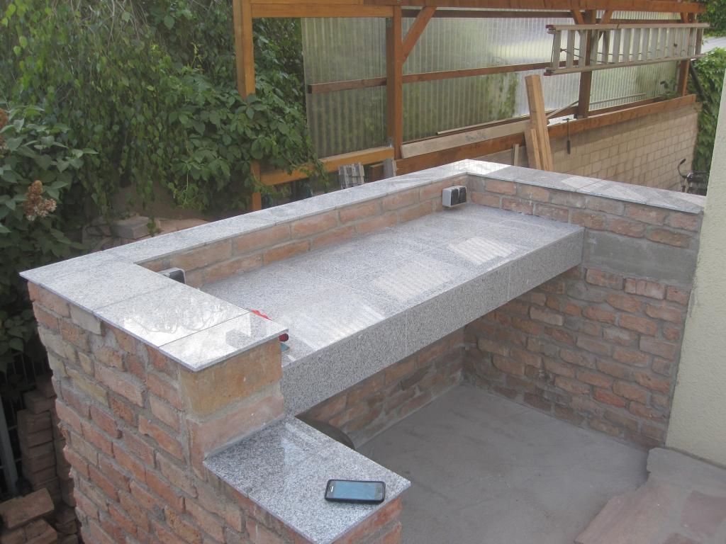 Arbeitsfläche fertig gefliest.jpg