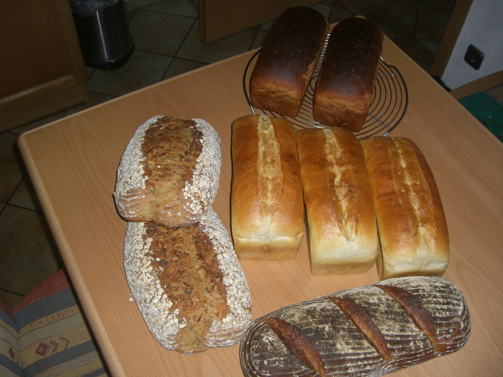 Gruppenbild mit frei geschobenem Mischbrot im Vordergrund