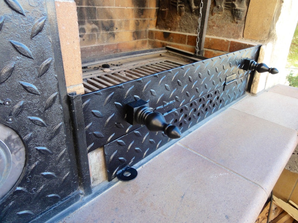 Klappe hochgestellt zum Anfeuern. Luft tritt durch die Belüftungslöcher genügend ein.