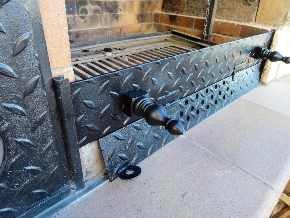 Die Klappe kann in jeder Stellung fixiert werden. durch das Eigengewicht bleibt sie fast in jeder Lage stehen.