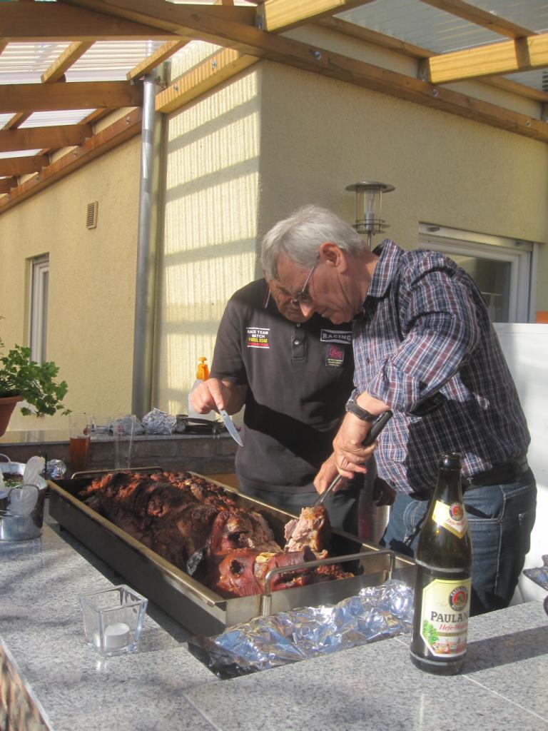 Spanferkel wird portioniert 18.20 Uhr.jpg