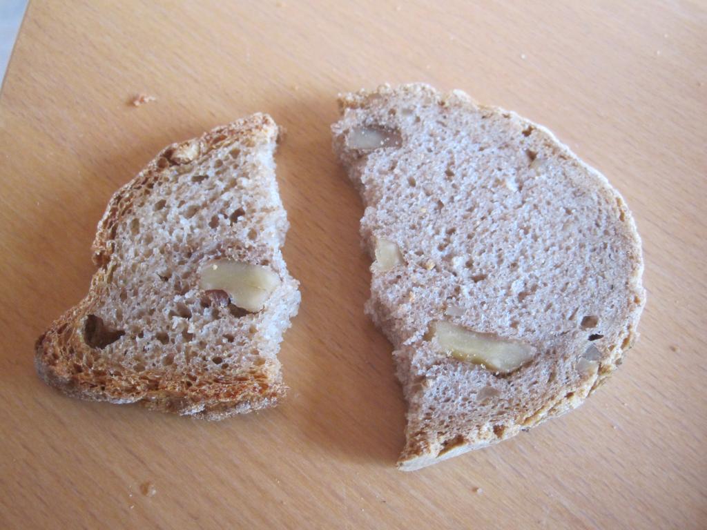 Walnussbrot vs Kartoffelwalnussbrot Schnittbild.jpg