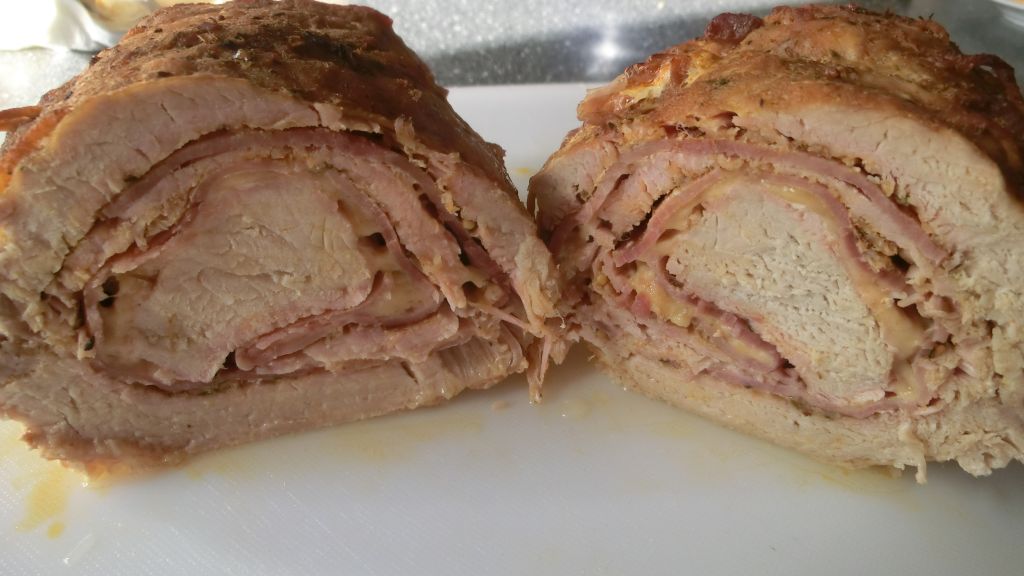 Lachsrollbraten mit Kochschinken und Mozarella