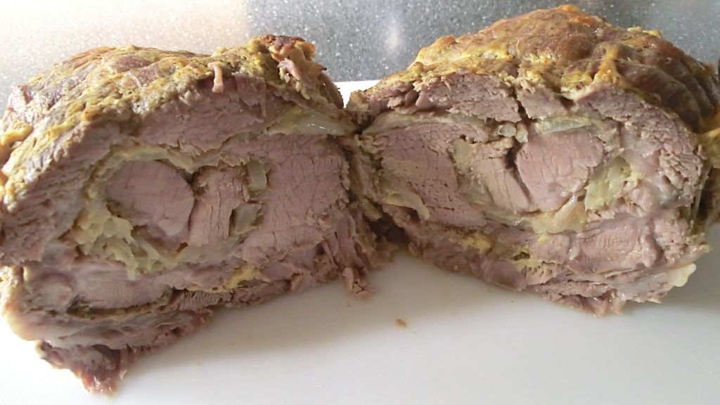 Rollbraten - Schweinenacken mit Senf Zwiebelfüllung