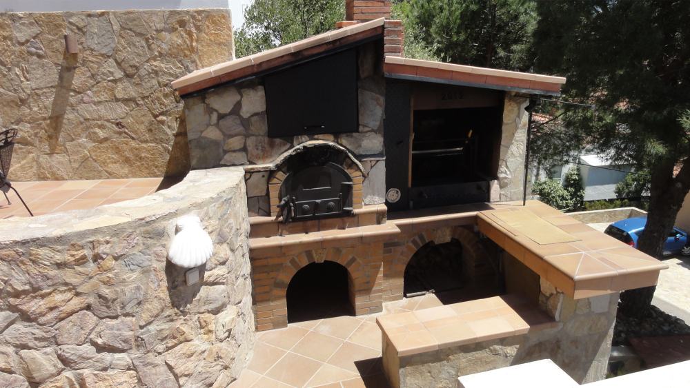 In der Draufsicht sieht man die vergösserte Arbeitsfläche recht gut. Hier abgedeckt mit einem Holzbrett