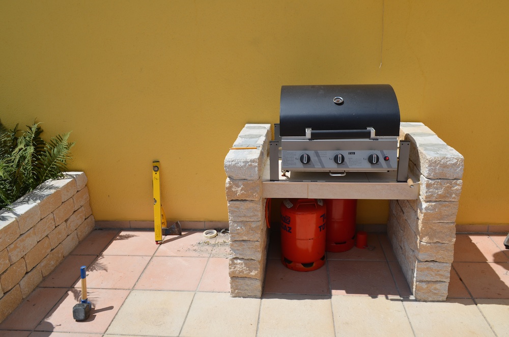 Auf der Terrasse soll eine große Arbeits-/Abstellfläche entstehen und in der Mitte, etwas tiefer, ein Platz für den Gasgrill