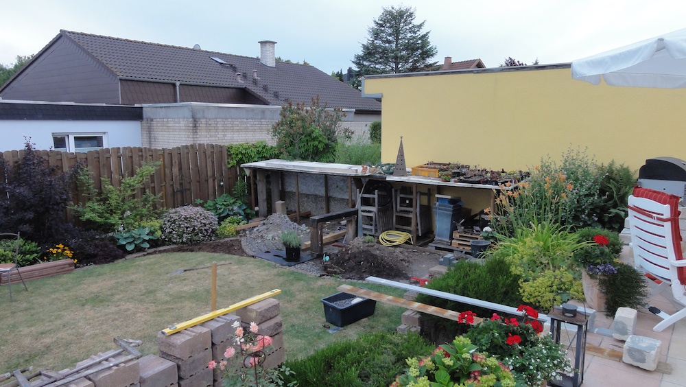 Morgens dann noch alles im Griff. Erste Arbeiten an der Umgestaltung des Pflanzbeets vor dem geplanten Holzlager, die Treppe eingemessen .....