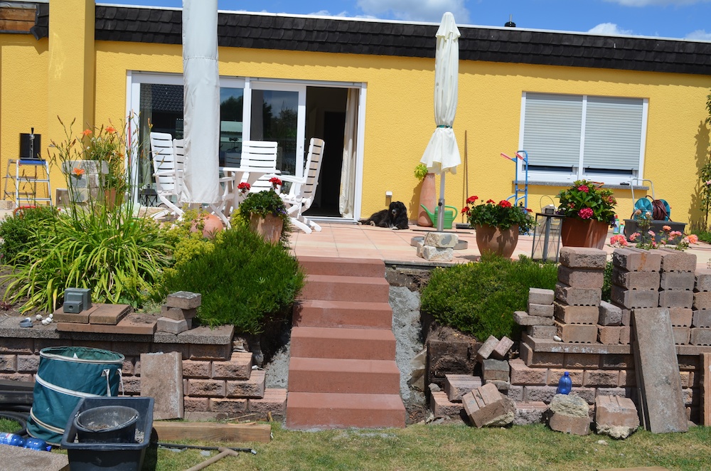 Da werde ich als nächstes weitermachen. Die Außenmauer wieder anpassen und etwas Mutterboden aus dem Aushub eines weiteren Grabens und Fundamentes vom Holzschuppen einbringen. So greift Eins ins Andere