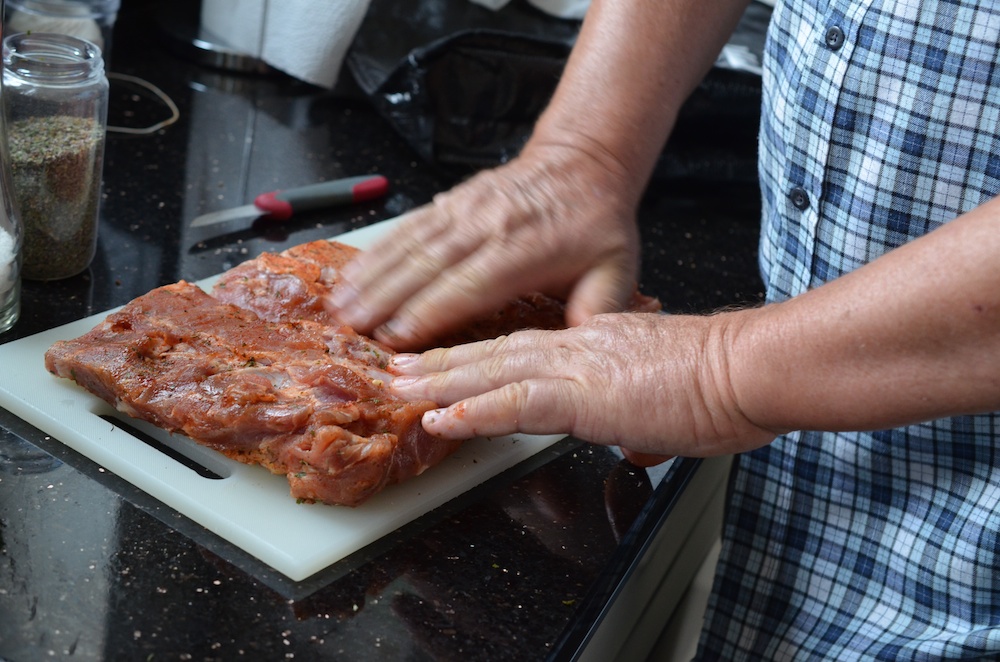 Mit Salz, Pfeffer und Rosenpaprika einreiben