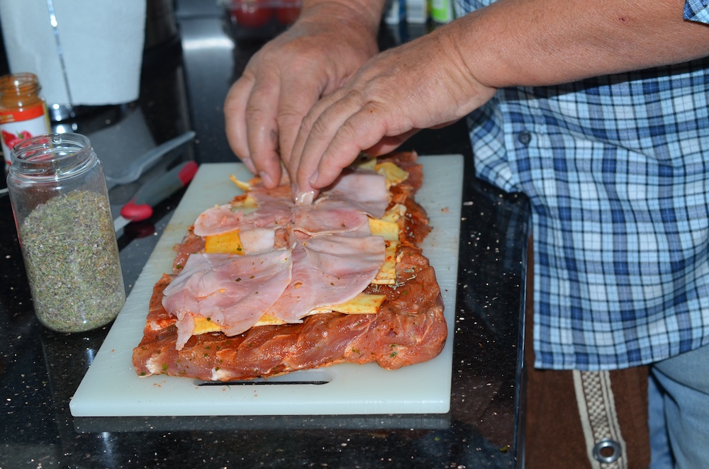 Mit Käse und Schinken belegen