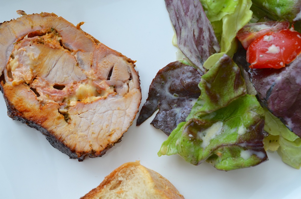 mit einem scharfen Messer aufschneiden und mit Beilagen servieren.